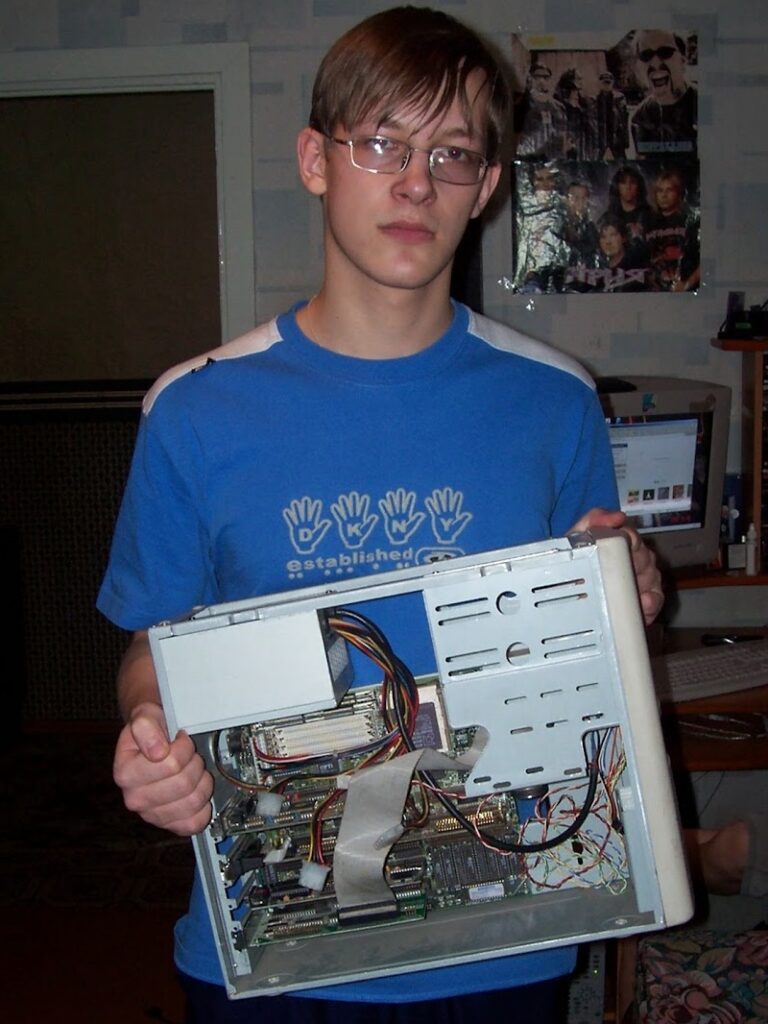 Computer powered by an AMD Am486DX4-100